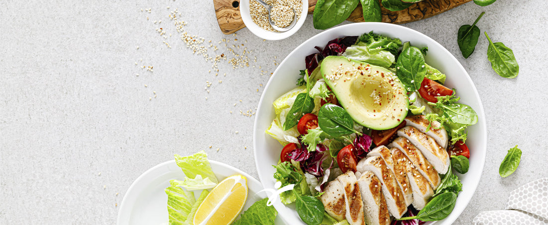 Ensalada de proteína con aderezo y salsa 